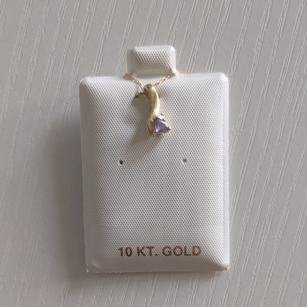 10kt Gold Pendant Necklace with Purple Gemstone